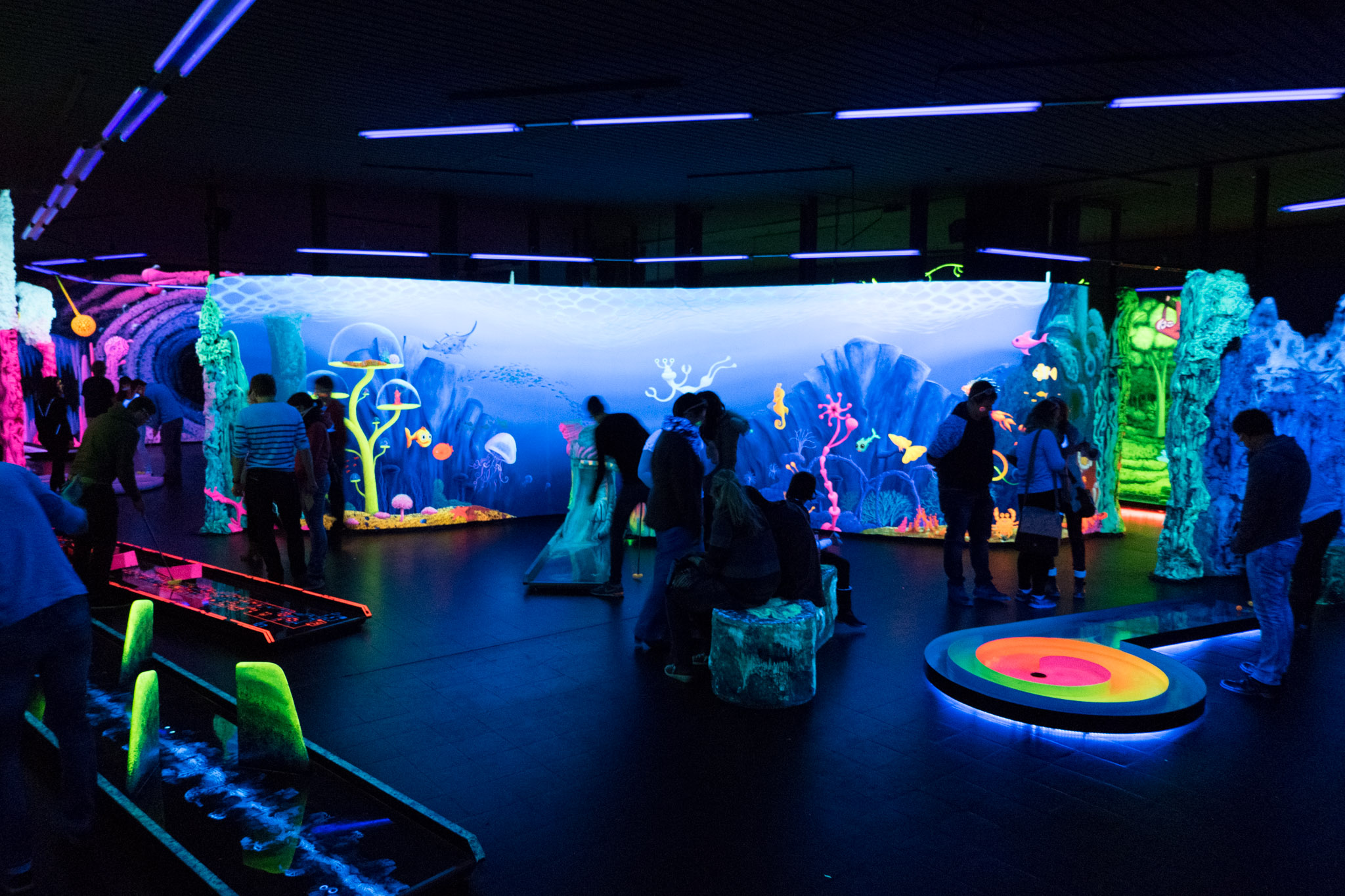 nnA Schwarzlicht Minigolf